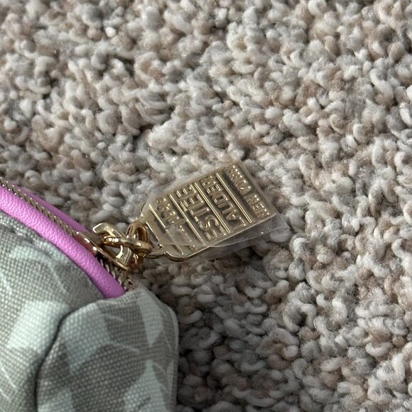 NEW estée lauder travel makeup bag 🤍 - Picture 3 of 8